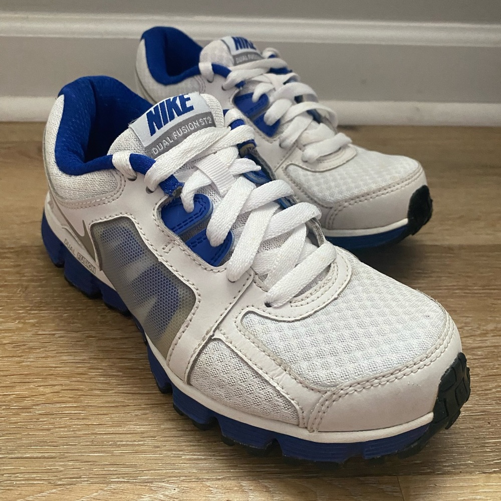 Nike Dual Fusion ST2 Classic Running Sneakers with Net Details in White & Blue